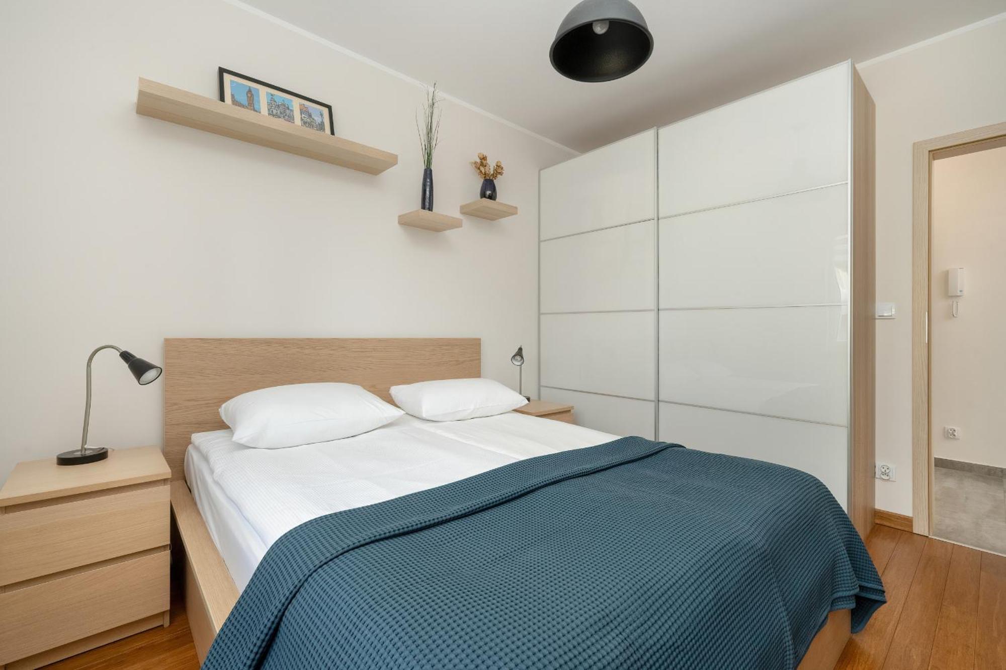 One Bedroom Apartment Nadodrze With Free Garage Wroclaw By Noclegi Renters Exteriör bild